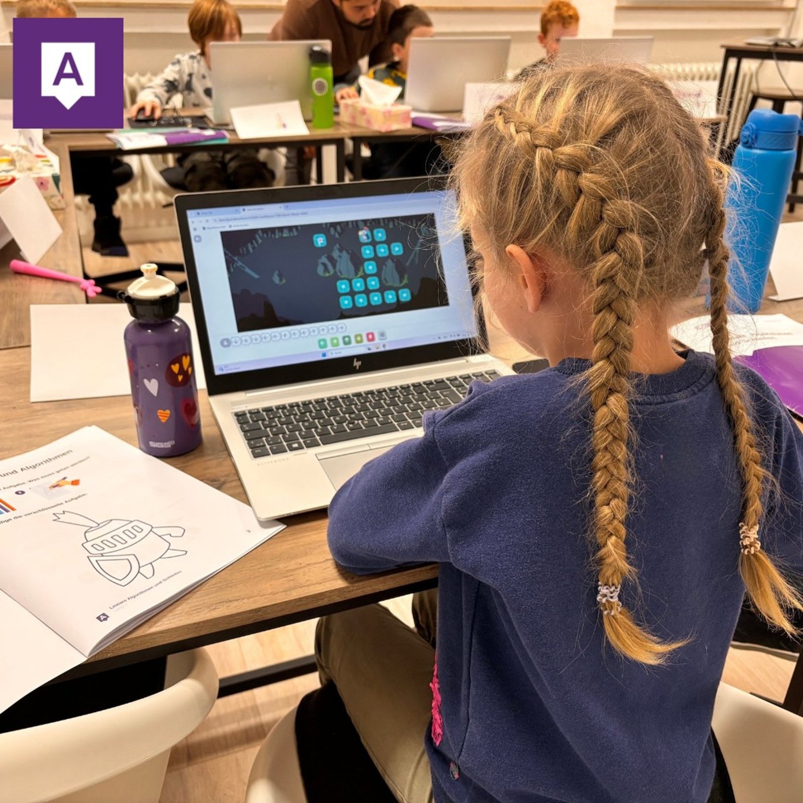 Kind beim Programmieren im Kurs